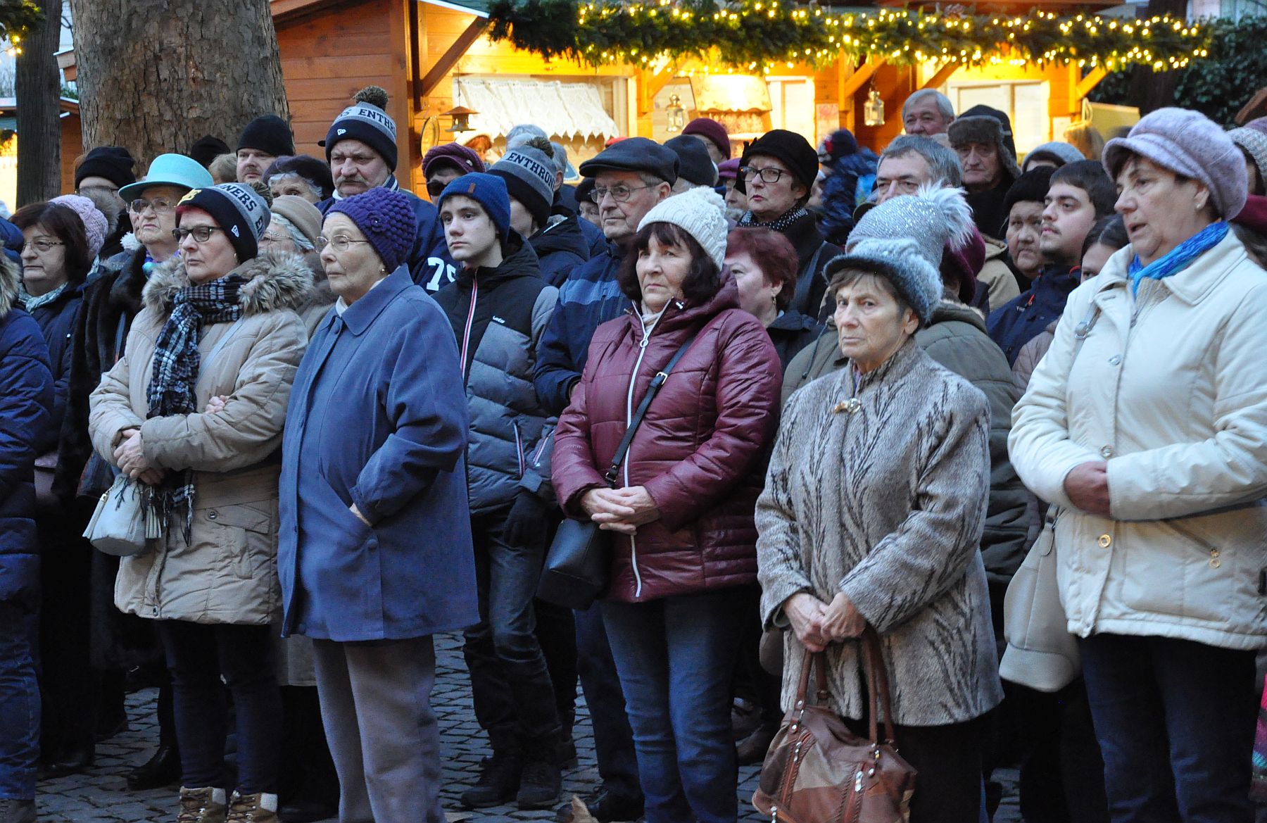 A második gyertya meggyújtása az Adventi Udvarban